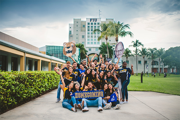 Homecoming group photo in front of the Green Library 